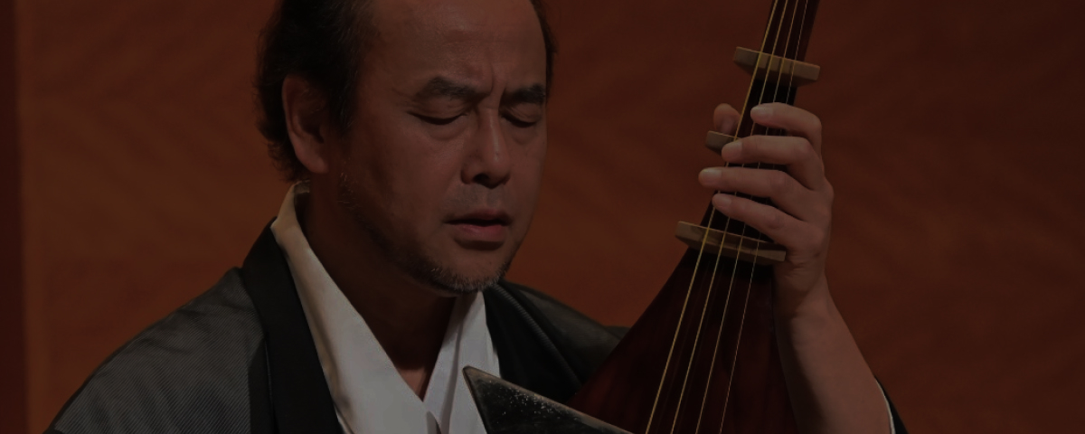 琵琶を弾く代表