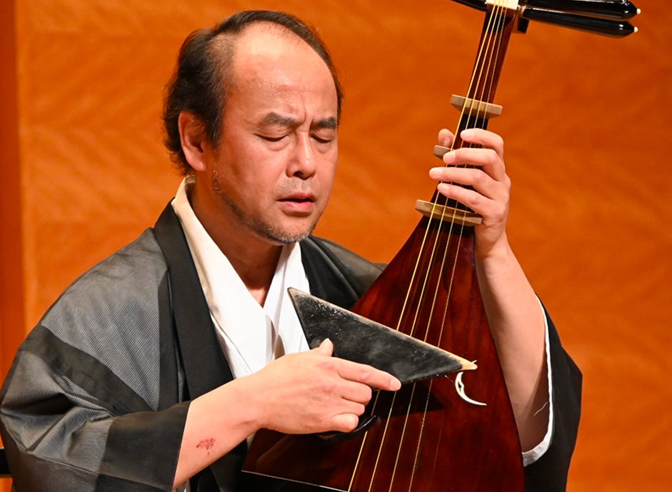 琵琶を弾く代表